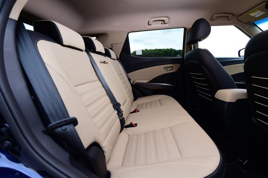 Интерьер SsangYong Tivoli XLV 2016 года  (UK) (фото 8 из 23)